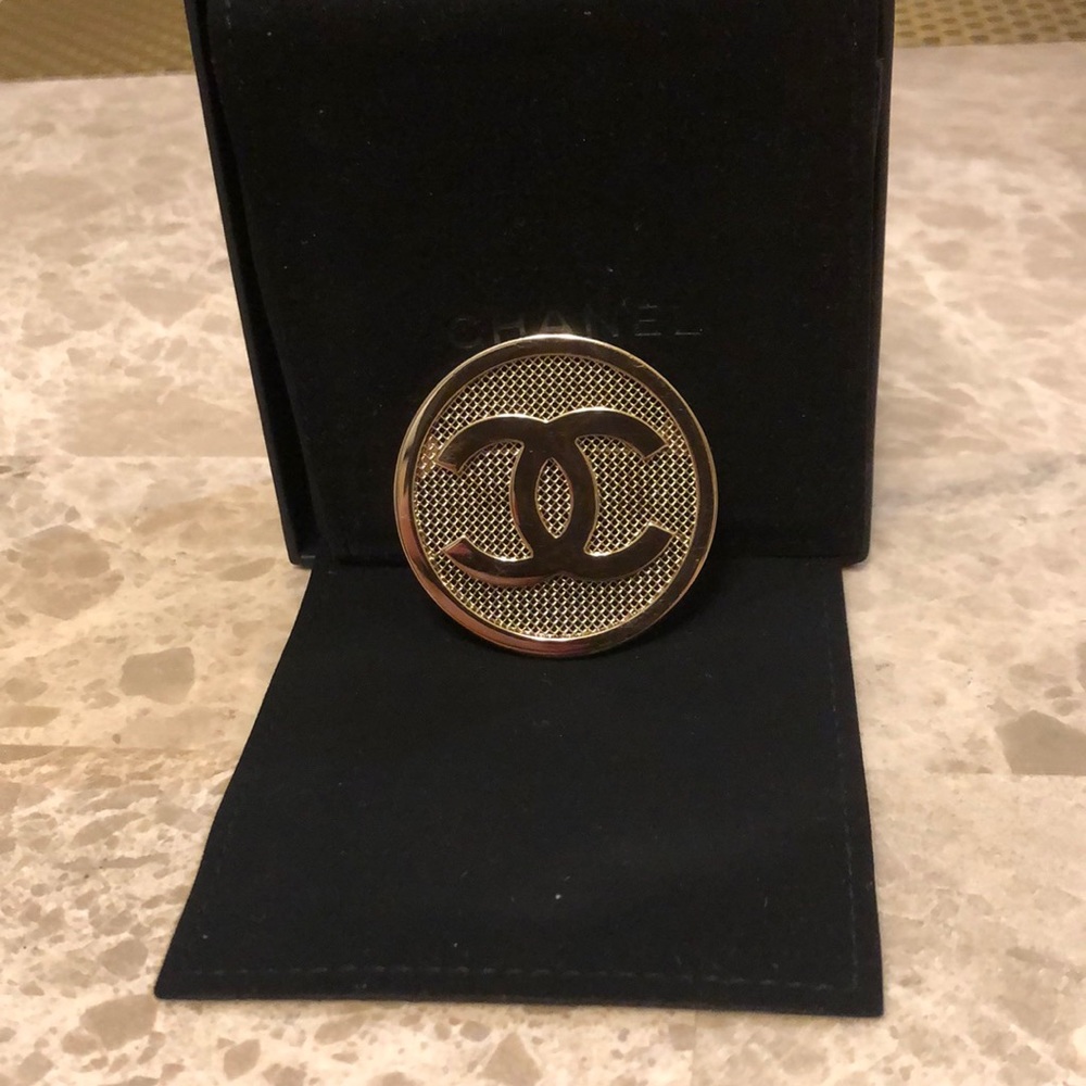 CHANEL PIN